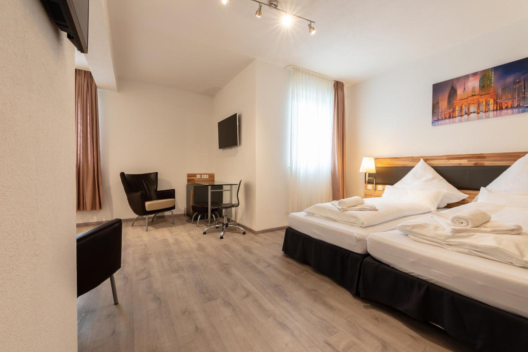 Hotel In Laisen Reutlingen Room photo