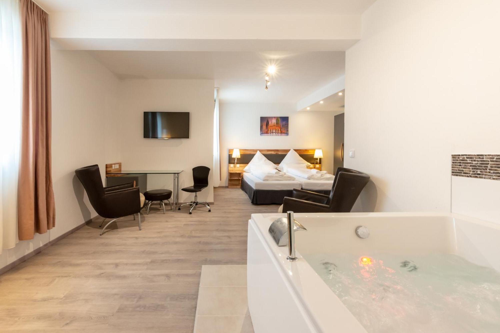 Hotel In Laisen Reutlingen Room photo